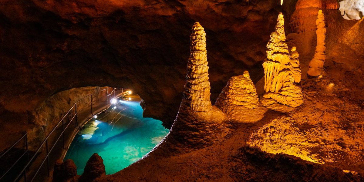 Descoperire uluitoare: Cea mai veche peșteră din lume a existat înaintea dinozaurilor Peșterile Jenolan din estul Australiei sunt considerate, conform majorității estimărilor geologice, cele mai vechi peșteri cunoscute din lume