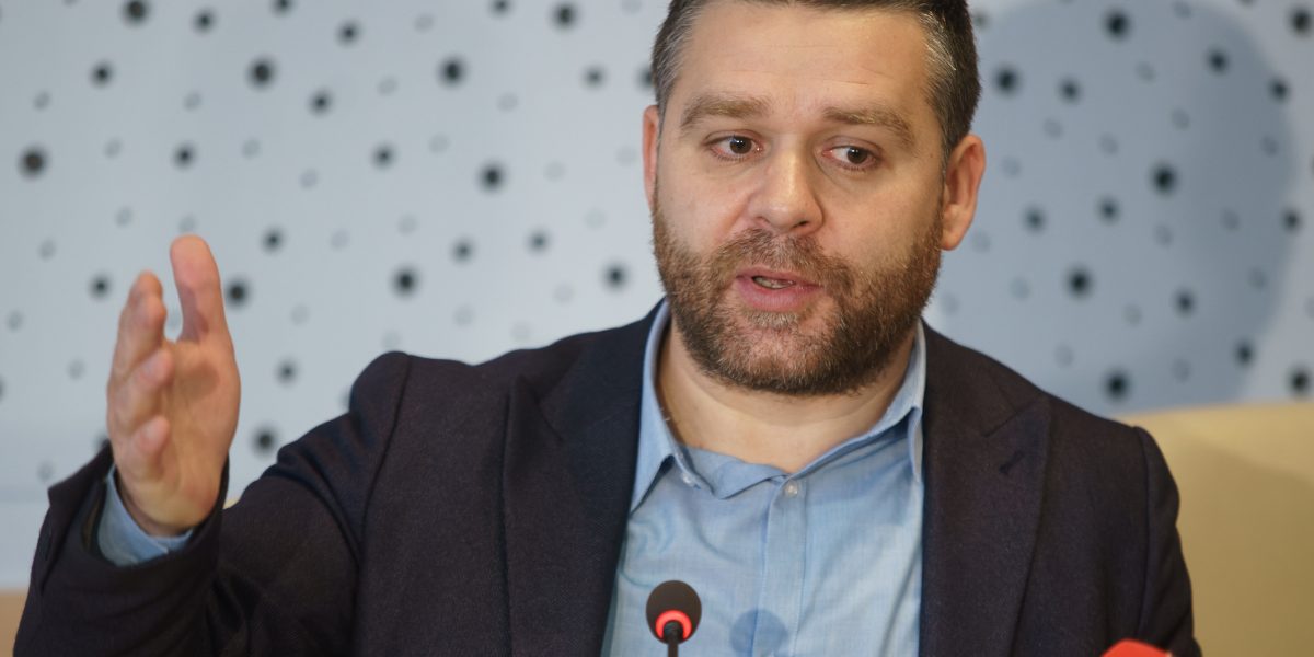 Ciucu, la verificări în teren: Amenzi fără excepții pentru nereguli în spațiul public Primarul general al Capitalei, Ciprian Ciucu, a efectuat recent o serie de verificări în mai multe zone ale Bucureștiului, alături de echipe ale primăriei și de polițiști locali