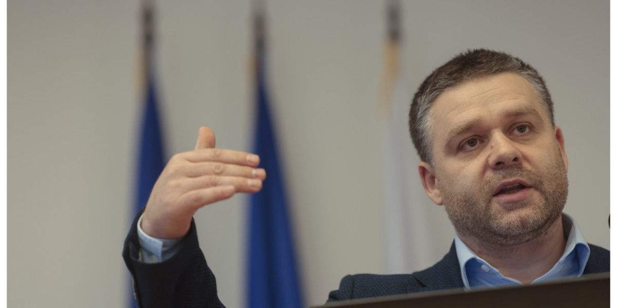 Ciprian Ciucu face apel la artişti să nu accepte promovarea prin afişaj ilegal: „E o boală care sluţeşte Bucureştiul”
