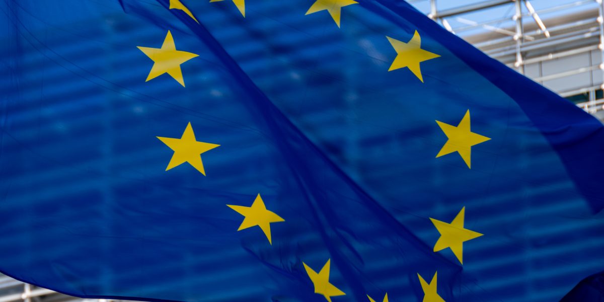 România va primi 150 de milioane de euro pentru investiții în baterii de stocare a energiei Comisia Europeană a aprobat schema de ajutor de stat notificată de Ministerul Energiei pentru a instala capacități de stocare a energiei electrice în România