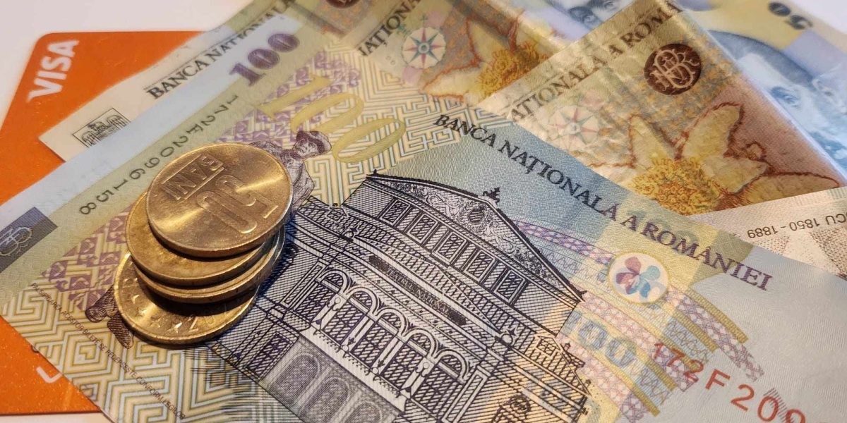 Rețea de falsificatori de bancnote, destructurată în urma unei anchete ample O rețea de falsificatori de bancnote a fost destructurată în urma unei operațiuni desfășurate recent de autorități