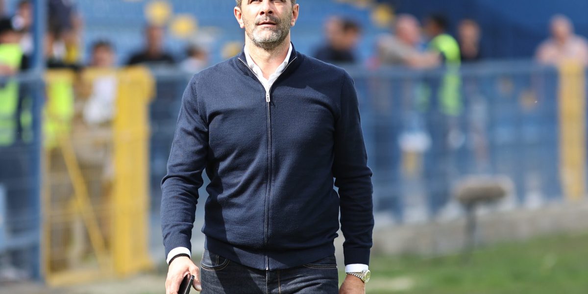 Coman ripostează după criticile lui Tănase: „Să-și vadă de fotbalul lui” Conflictul verbal dintre Dani Coman, președintele clubului FC Argeș, și Florin Tănase, jucătorul echipei FCSB, a explodat în urma unor declarații critice ale fotbalistului