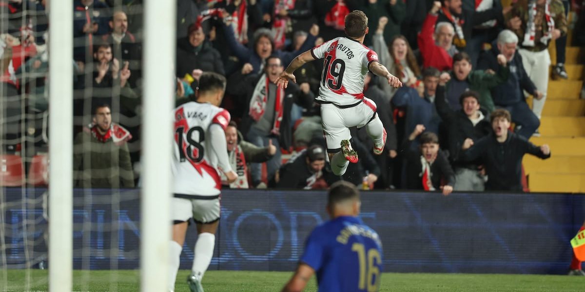 De Frutos entierra al Oviedo en el partido aplazado por el césped de Vallecas | Fútbol | Deportes