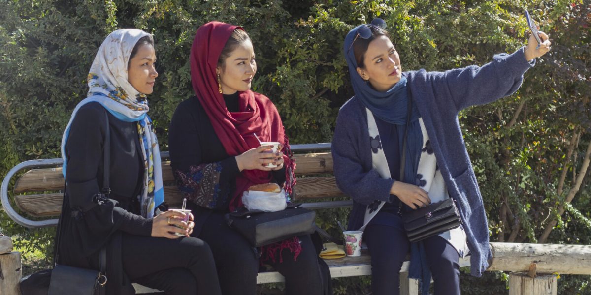 Iranul și aplicațiile: Un univers digital sub sancțiuni și cenzură În Iran, țară cu o populație de aproximativ 93 de milioane de locuitori, accesul la internet și la aplicații este o realitate complexă, modelată de sancțiuni internaționale și filtrare locală