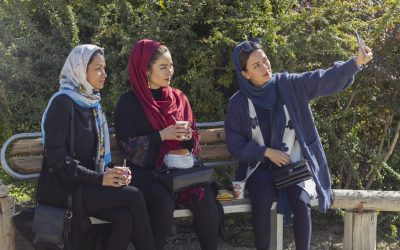 Iranul și aplicațiile: Un univers digital sub sancțiuni și cenzură În Iran, țară cu o populație de aproximativ 93 de milioane de locuitori, accesul la internet și la aplicații este o realitate complexă, modelată de sancțiuni internaționale și filtrare locală