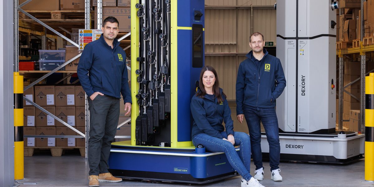 Startup-ul românesc Dexory deschide un sediu în Statele Unite și atrage clienți importanți Compania Dexory, fondată în 2022 de românii Andrei Dănescu, Adrian Negoiță și Oana Jinga, specializată în soluții inteligente și roboți pentru depozite, își extinde operațiunile în Statele Unite