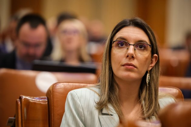 Ministrul Mediului, Diana Buzoianu, apără investiția de la Mihăileni și acuză „scandal populist” Ministrul Mediului, Diana Buzoianu, a declarat în Parlament că proiectul barajului de la Mihăileni, județul Hunedoara, nu este blocat definitiv, respingând acuzațiile privind oprirea lucrărilor