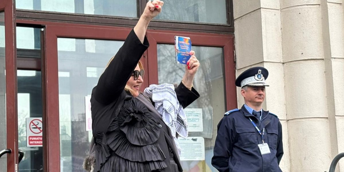 Diana Șoșoacă, europarlamentar și personaj controversat, s-a prezentat luni dimineața la Parchetul General, unde va fi supusă unei expertize psihiatrice