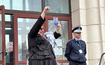 Diana Șoșoacă, europarlamentar și personaj controversat, s-a prezentat luni dimineața la Parchetul General, unde va fi supusă unei expertize psihiatrice