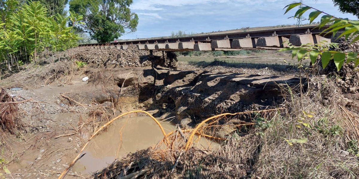 Trenurile pe ruta Galați-Bârlad ar putea circula din nou în vară, după ce inundațiile au distrus calea ferată Circulația trenurilor între Galați și Bârlad, întreruptă din cauza inundațiilor severe din toamna anului 2024, ar putea fi reluată în vara acestui an, conform informațiilor publicate de publicațiile de specialitate