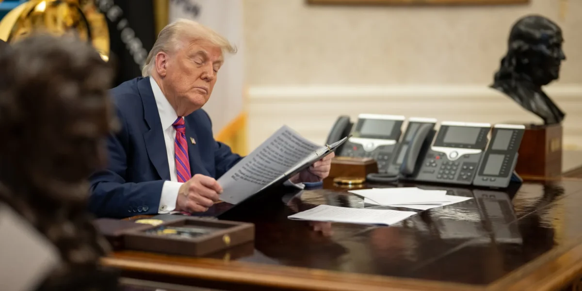 Trump respinge acuzațiile privind rolul Israelului în potențialul conflict cu Iranul Fostul președinte american Donald Trump a negat vehement că Israelul ar fi forțat Statele Unite să intre într-un eventual război cu Iranul