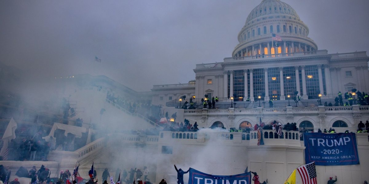 Un participant la asaltul Capitoliului, grațiat de Trump, condamnat pentru pornografie infantilă Un bărbat care a participat la asaltul asupra Capitoliului din 6 ianuarie 2021 și care a fost grațiat de fostul președinte american Donald Trump a fost condamnat la patru ani de închisoare pentru deținerea de materiale pornografice cu minori