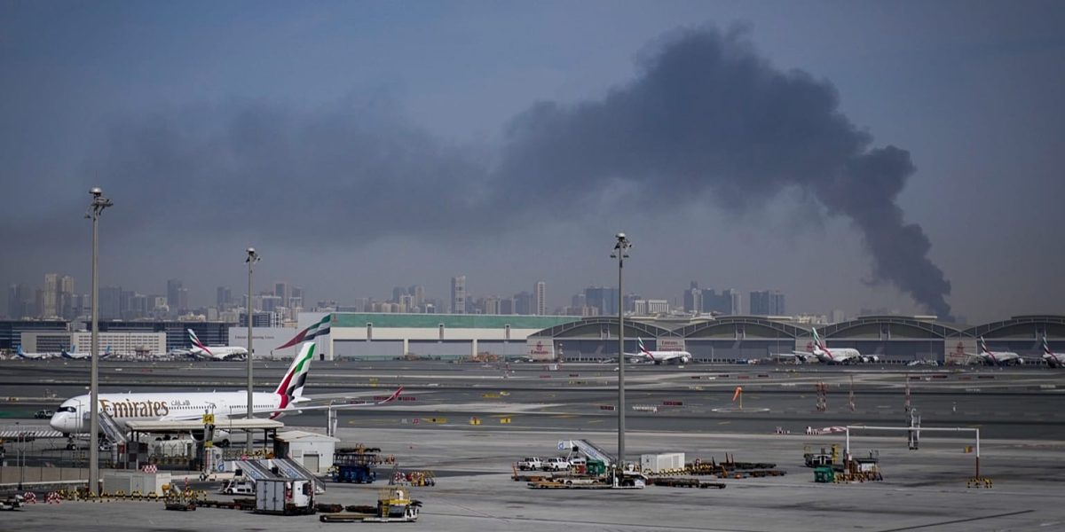 Alertă la Dubai: Zboruri suspendate după interceptarea unei drone Operațiunile pe Aeroportul Internațional Dubai (DXB), unul dintre cele mai aglomerate din lume, au fost suspendate temporar după ce o posibilă amenințare aeriană a fost interceptată