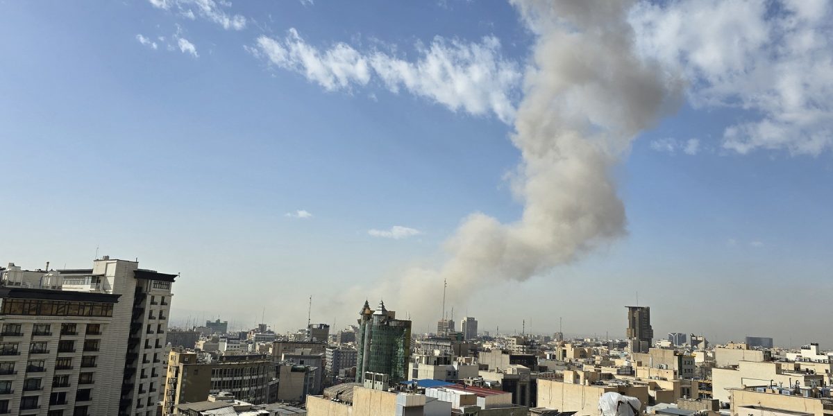 Atac asupra unui birou de presă din Teheran, soldat cu răniți Un atac asupra unui imobil comercial din Teheran, unde se afla și biroul postului de știri Al Araby din Qatar, a provocat pagube materiale și a rănit cel puțin zece persoane