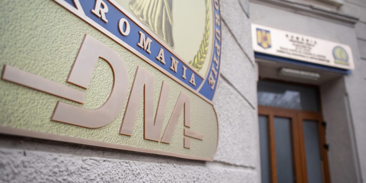 Doi directori din cadrul Direcției Generale Regionale a Finanțelor Publice București (DGRFP) au fost plasați sub control judiciar de către procurorii Direcției Naționale Anticorupție (DNA), fiind suspectați de trafic de influență și luare de mită
