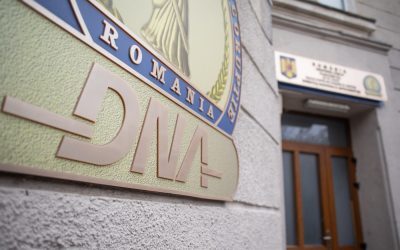 Doi directori din cadrul Direcției Generale Regionale a Finanțelor Publice București (DGRFP) au fost plasați sub control judiciar de către procurorii Direcției Naționale Anticorupție (DNA), fiind suspectați de trafic de influență și luare de mită