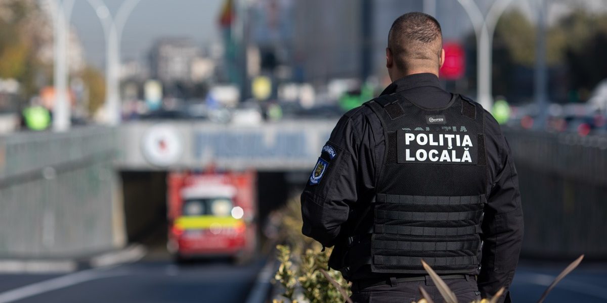 O femeie de 58 de ani a fost plasată sub control judiciar după ce a fost implicată într-un incident la sediul Evidenței Populației Sector 5 din București, unde ar fi lovit cu mașina un polițist local
