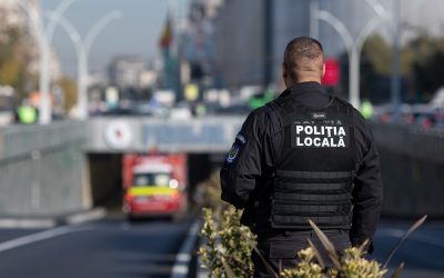 O femeie de 58 de ani a fost plasată sub control judiciar după ce a fost implicată într-un incident la sediul Evidenței Populației Sector 5 din București, unde ar fi lovit cu mașina un polițist local