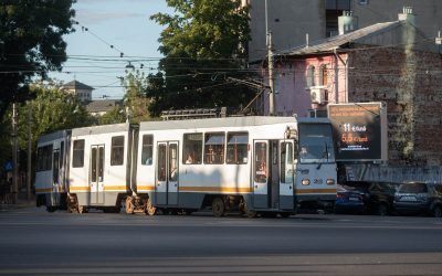 Modificări majore în circulația transportului public din București: Linia de tramvai 55, suspendată Începând de sâmbătă, bucureștenii vor resimți schimbări în modul de funcționare a transportului public, ca urmare a demarării lucrărilor de reabilitare a căii de rulare a tramvaielor pe Strada Traian