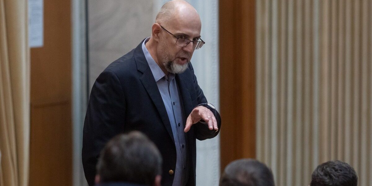 Kelemen Hunor: O nouă formulă de guvernare ar fi „catastrofală” Președintele UDMR, Kelemen Hunor, a declarat miercuri că nu vede alternative la actuala formulă de guvernare, avertizând că o posibilă alianță minoritară PNL-USR, susținută din opoziție de AUR, ar fi „catastrofală”