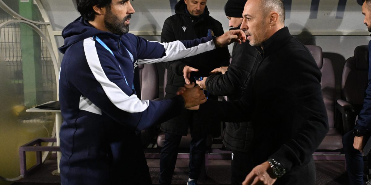 Antrenorii din play-off-ul Superligii, între supereroi și simple călăuze Emisiunea „Două răspunsuri, o întrebare” a analizat recent antrenorii echipelor din play-off-ul Superligii, concentrându-se asupra tehnicienilor cu un statut special