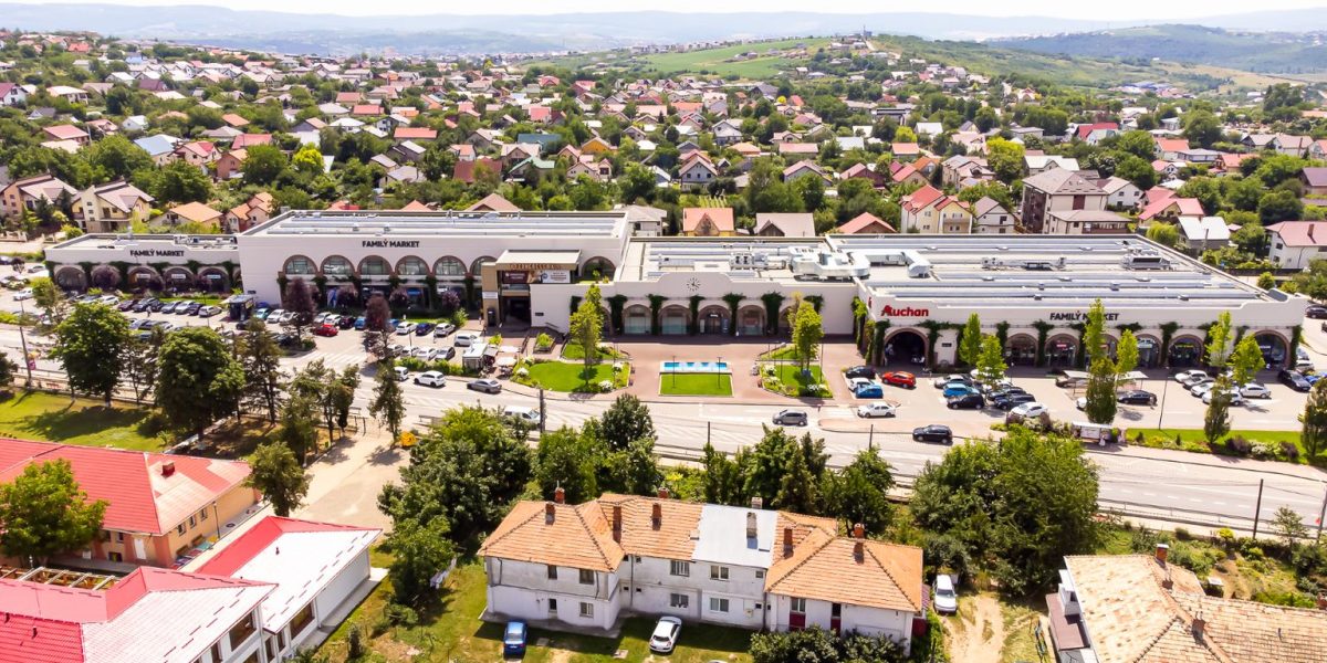 KFC cu Drive-Thru deschide o nouă locație în Iași și investește în Family Market Tomești Un nou proiect de retail, Family Market Tomești, care include și o locație KFC cu sistem Drive-Thru, se dezvoltă în zona metropolitană a Iașului, cu o investiție de 28 de milioane de euro