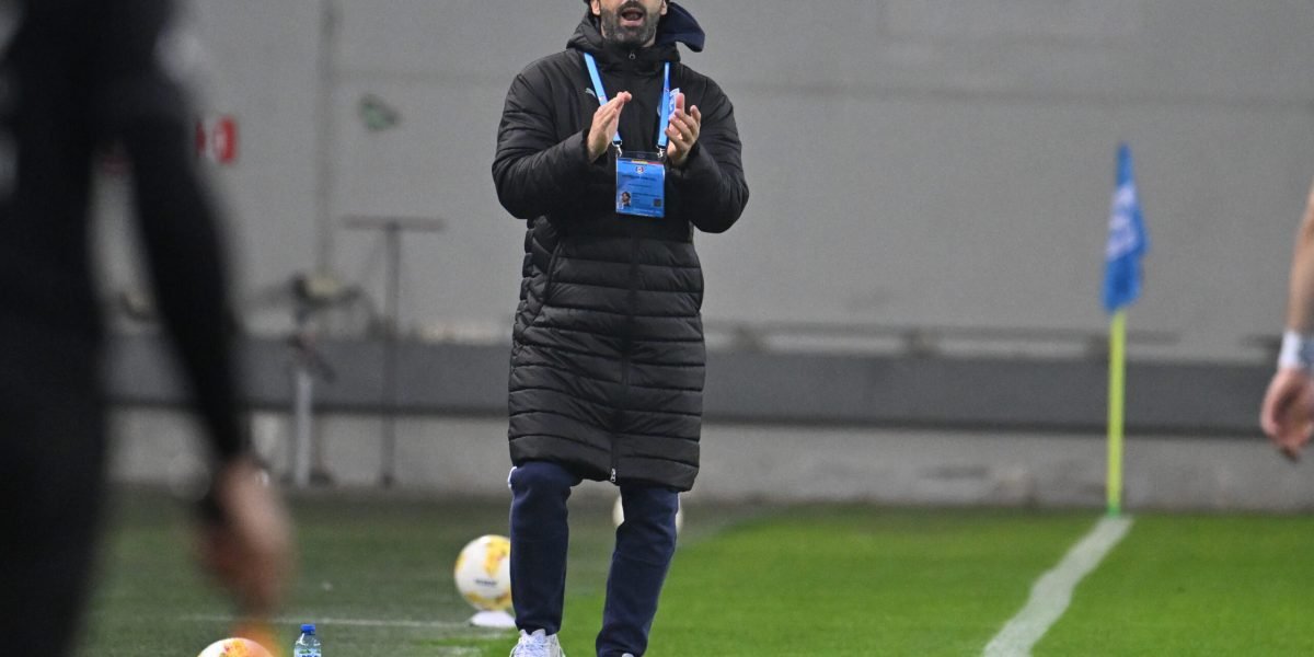 Reacția lui Filipe Coelho după victoria Universității Craiova în fața CFR-ului Universitatea Craiova a învins CFR Cluj cu scorul de 3-1, după prelungiri, în sferturile de finală ale Cupei României