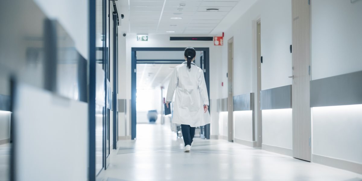 Sistemul de sănătate, evaluat cu nota 4,85 de angajați Angajații din sistemul de sănătate din România acordă o notă mediocră, de 4,85 din 10, condițiilor de muncă și funcționării generale a sistemului, conform unui sondaj anonim realizat recent