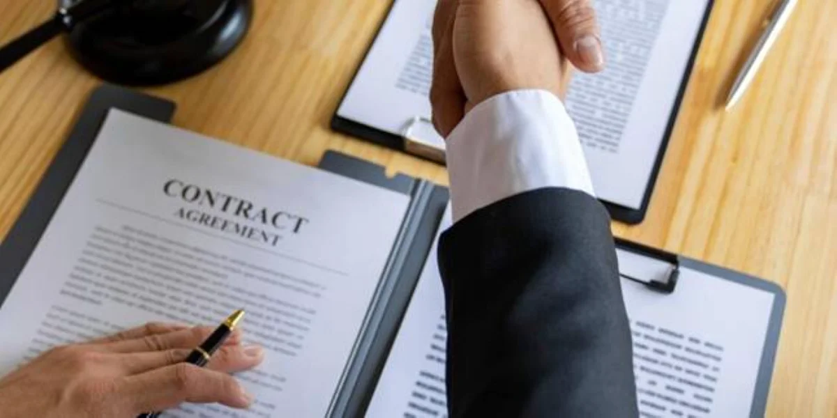 Tranzacțiile cu firme în România: Pași cruciali și capcane ascunse Vânzarea unei companii în România este un proces complex, care necesită o abordare meticuloasă pentru a evita potențialele dispute post-tranzacție