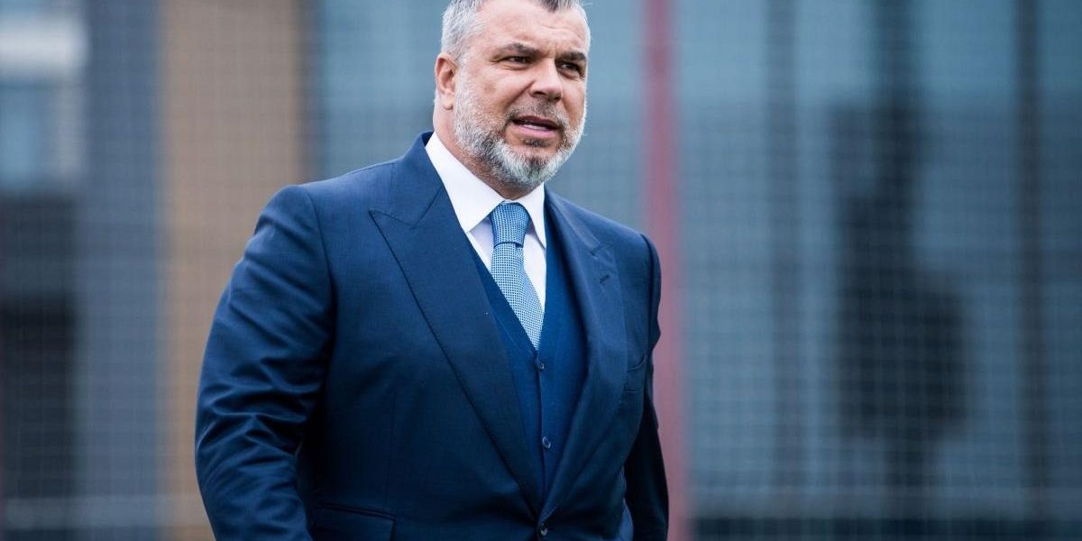 Cosmin Olăroiu, sprijin pentru elevii români blocați în Dubai Un grup de zece elevi și patru profesori de la Colegiul Național „Petru Rareș” Suceava, aflați în prezent în Dubai, au beneficiat de sprijinul fostului antrenor al echipei naționale a Emiratelor Arabe Unite, Cosmin Olăroiu