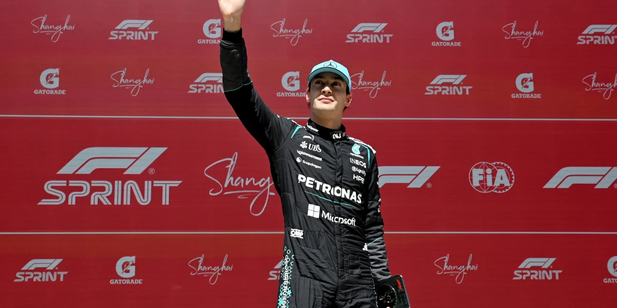 Russell triumfă în sprintul Chinei, Leclerc și Hamilton pe podium Shanghai, China – George Russell, pilotul Mercedes, a obținut victoria în cursa sprint a Marelui Premiu al Chinei, după o luptă intensă pentru poziția de lider și o intervenție a safety car-ului