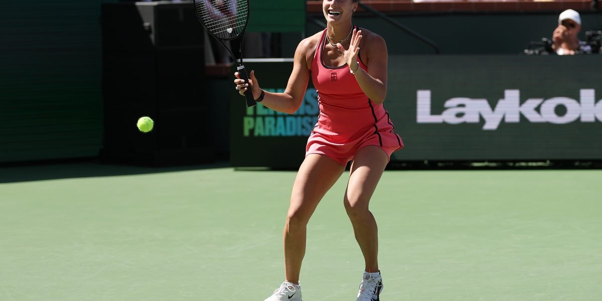 Sabalenka cucerește Indian Wells după o finală dramatică cu Rybakina Aryna Sabalenka, numărul 1 mondial, a triumfat la Indian Wells, după ce a învins-o pe Elena Rybakina, numărul 2 mondial, cu scorul de 3-6, 6-3, 7-6 (6), într-o finală disputată