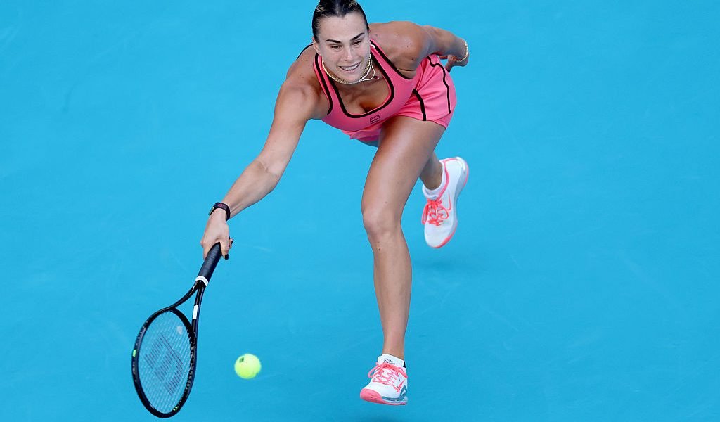 Aryna Sabalenka domină tenisul mondial: Cucerirea „Sunshine Double” și al doilea titlu consecutiv la Miami Aryna Sabalenka a demonstrat, încă o dată, că este jucătoarea de tenis numărul unu a momentului