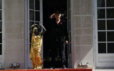 Omul cu ăştia doi: O poveste de viață