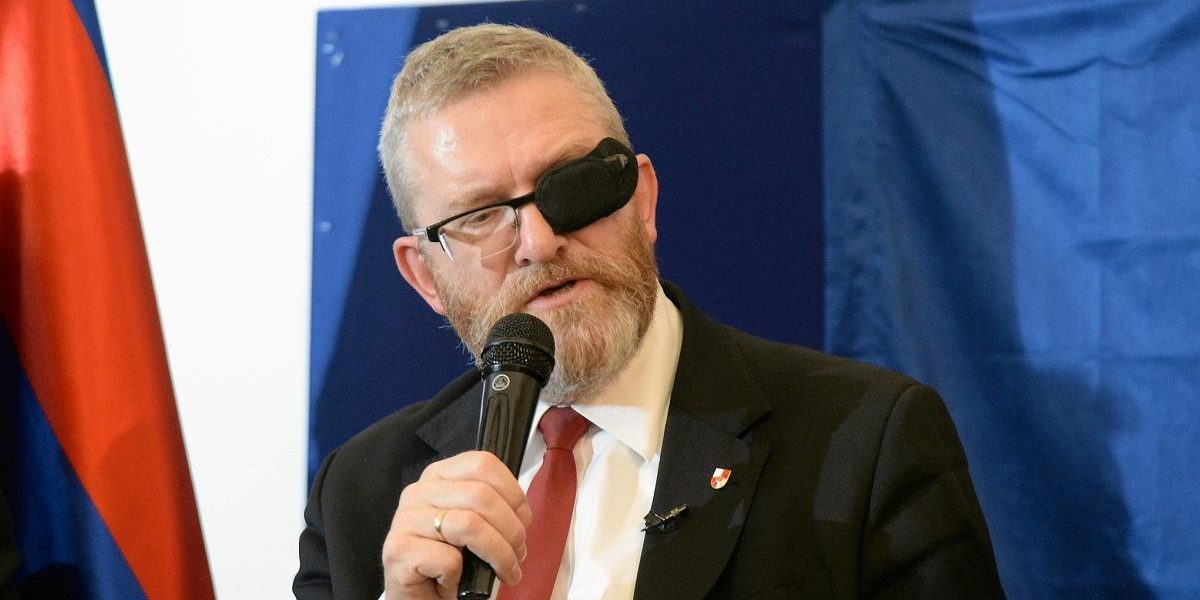 Europarlamentarii ridică imunitatea unui politician polonez de extremă dreapta, acuzat de negarea Holocaustului Parlamentul European a votat pentru ridicarea imunității liderului polonez de extremă dreapta Grzegorz Braun, permițând astfel justiției din Polonia să îl acuze în diverse cazuri