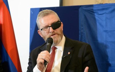 Europarlamentarii ridică imunitatea unui politician polonez de extremă dreapta, acuzat de negarea Holocaustului Parlamentul European a votat pentru ridicarea imunității liderului polonez de extremă dreapta Grzegorz Braun, permițând astfel justiției din Polonia să îl acuze în diverse cazuri