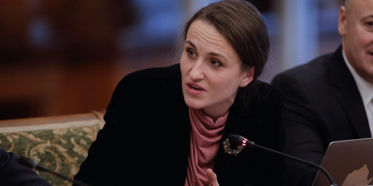 Oana Țoiu, chemată la audieri de Comisia de politică externă, după acuzațiile lui Victor Ponta Comisia de politică externă a Camerei Deputaților o va audia miercuri, la ora 12:00, pe Oana Țoiu, ministrul Afacerilor Externe