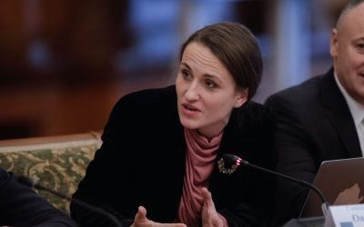 Oana Țoiu, chemată la audieri de Comisia de politică externă, după acuzațiile lui Victor Ponta Comisia de politică externă a Camerei Deputaților o va audia miercuri, la ora 12:00, pe Oana Țoiu, ministrul Afacerilor Externe