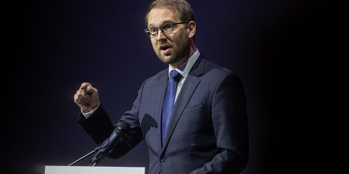 PSD și AUR blochează numirea unui nou Avocat al Poporului, acuză USR Liderul USR, Dominic Fritz, a acuzat luni seară PSD și AUR că au făcut front comun pentru a amâna votul privind numirea unui nou Avocat al Poporului