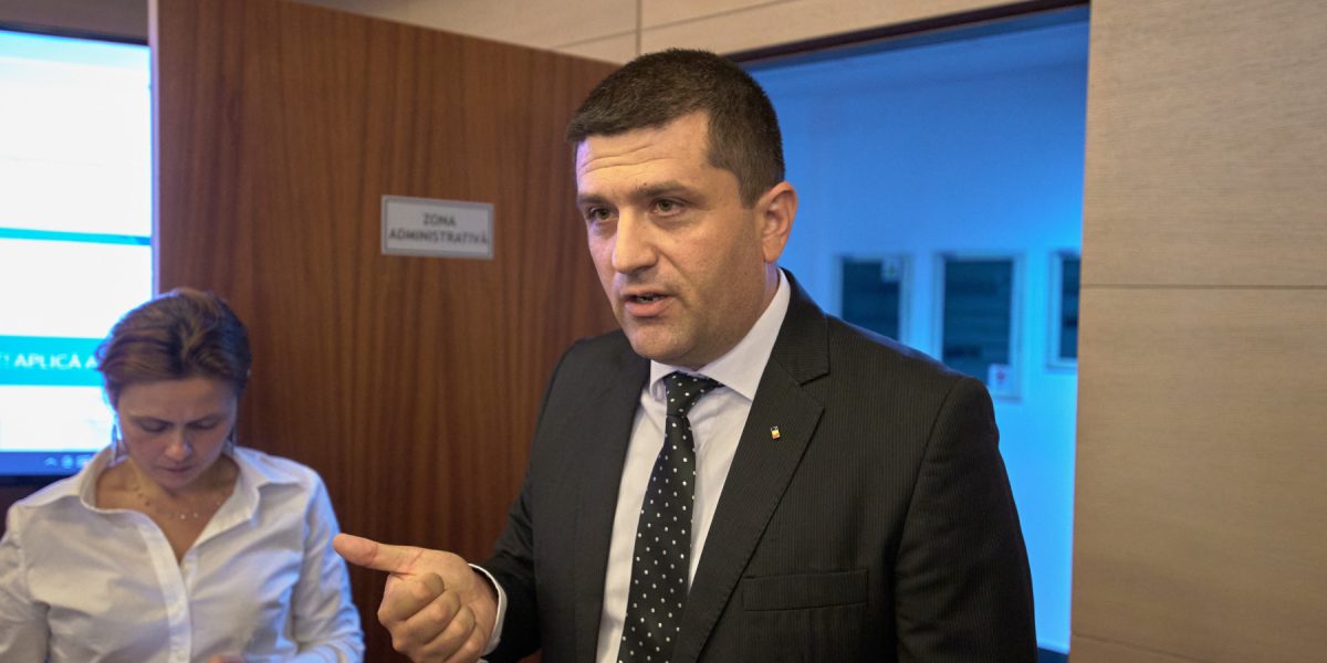 USR acuză PSD de plagiat legislativ în domeniul energiei Partidul Social Democrat (PSD) este acuzat de Uniunea Salvați România (USR) că ar fi preluat și depus în Parlament un proiect de lege privind energia, identic cu unul inițiat de USR în anul 2022