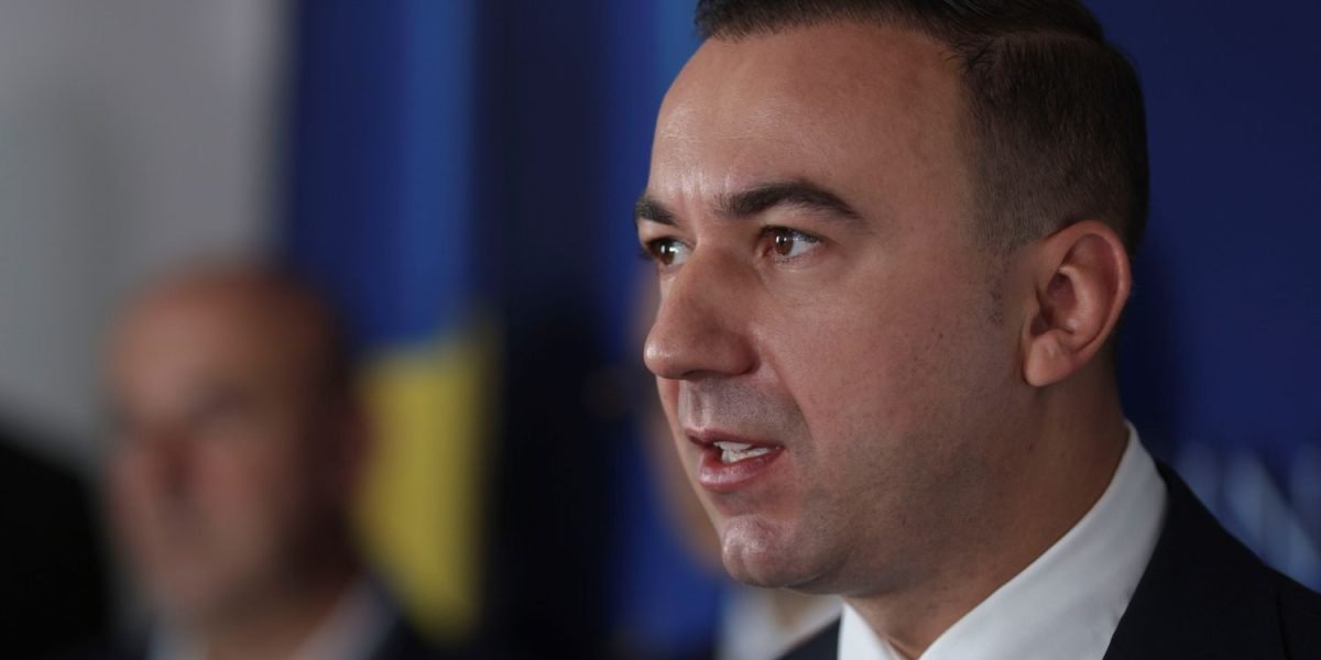 Prețul carburanților ar putea depăși 10 lei pe litru, avertizează ministrul Energiei Ministrul Energiei, Bogdan Ivan, a declarat marți că există riscul ca prețul carburanților să ajungă la 10 lei pe litru în benzinăriile din România