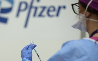 AUR acuză responsabilii pentru costurile vaccinurilor anti-COVID, după ce România a pierdut procesul cu Pfizer Partidul Alianța pentru Unirea Românilor (AUR) a emis un comunicat de presă în care critică duritudinea achizițiilor de vaccinuri anti-COVID și face responsabili politicieni din mai multe partide, inclusiv pe cei din fosta guvernare