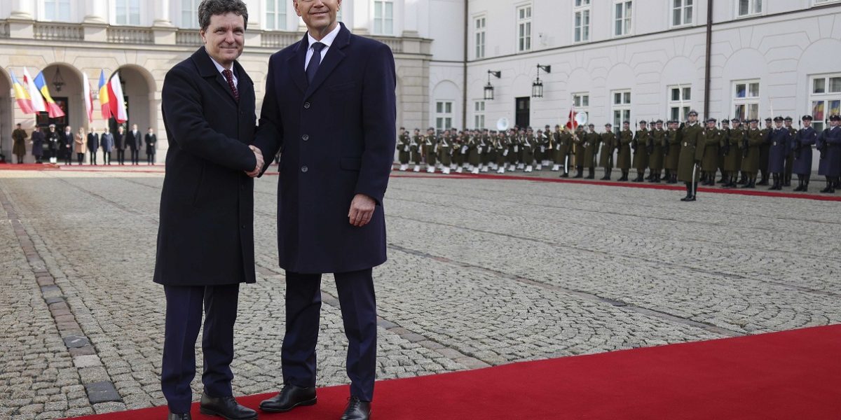 Nicușor Dan și omologul polonez discută despre securitate și cooperare economică Președintele Nicușor Dan și omologul său polonez, Karol Nawrocki, au susținut o conferință de presă comună, în care au abordat subiecte cheie precum securitatea regională, relațiile economice și cooperarea în cadrul Uniunii Europene