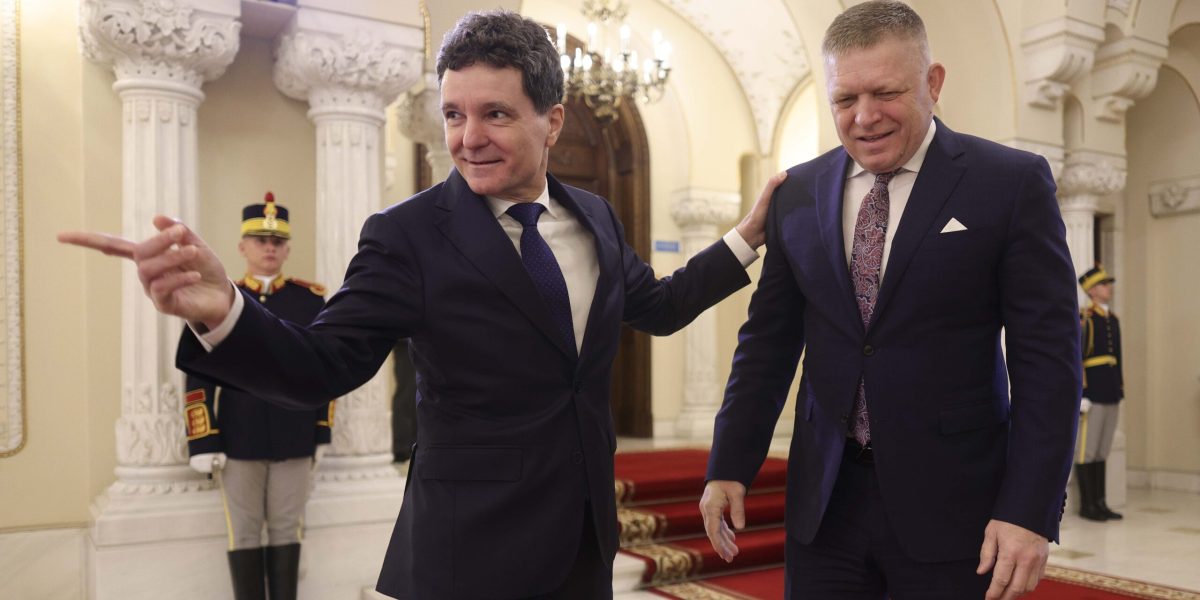 Premierul Ilie Bolojan l-a primit pe omologul său slovac, Robert Fico, într-o vizită oficială marcată de onoruri militare și discuții pe diverse teme, de la cooperarea culturală la întâlniri cu reprezentanții comunității slovace din România