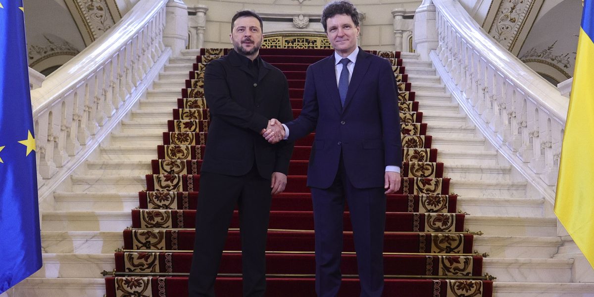 Zelenski, primit la Cotroceni: România și Ucraina, parteneriat strategic în discuție Președintele Ucrainei, Volodimir Zelenski, a sosit joi la București pentru o vizită oficială, a doua sa vizită în România după cea din octombrie 2023