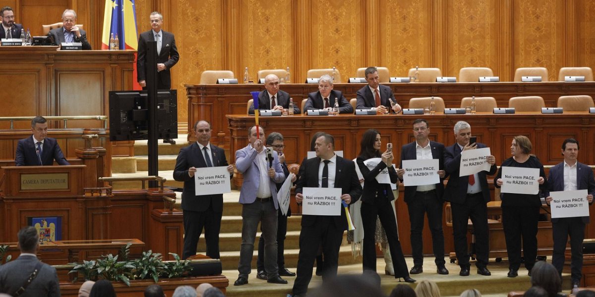 Parlamentarii sos România, sancționați cu reducerea indemnizației după tulburarea plenului