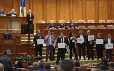 Parlamentarii sos România, sancționați cu reducerea indemnizației după tulburarea plenului