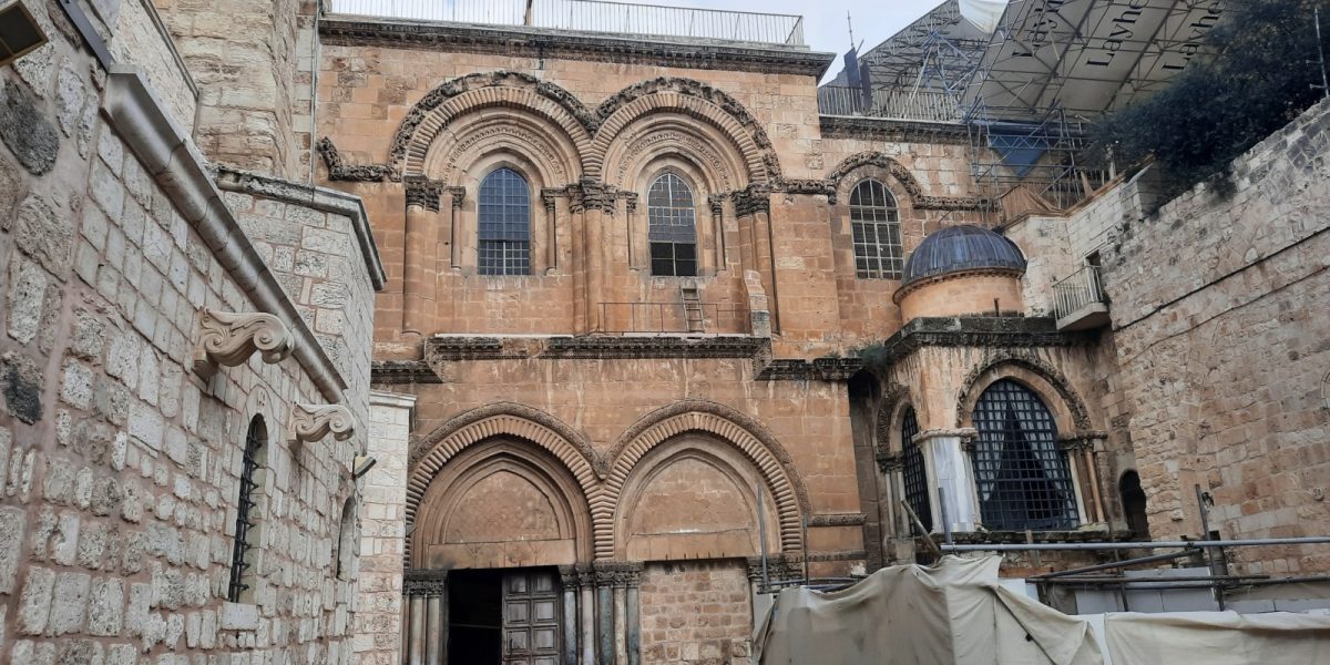 Incident la Ierusalim: Patriarhul latin, împiedicat să celebreze slujba de Duminica Floriilor Poliția israeliană a restricționat accesul Patriarhului latin al Ierusalimului, cardinalul Pierbattista Pizzaballa, în Biserica Sfântului Mormânt, în ziua de Duminica Floriilor catolice