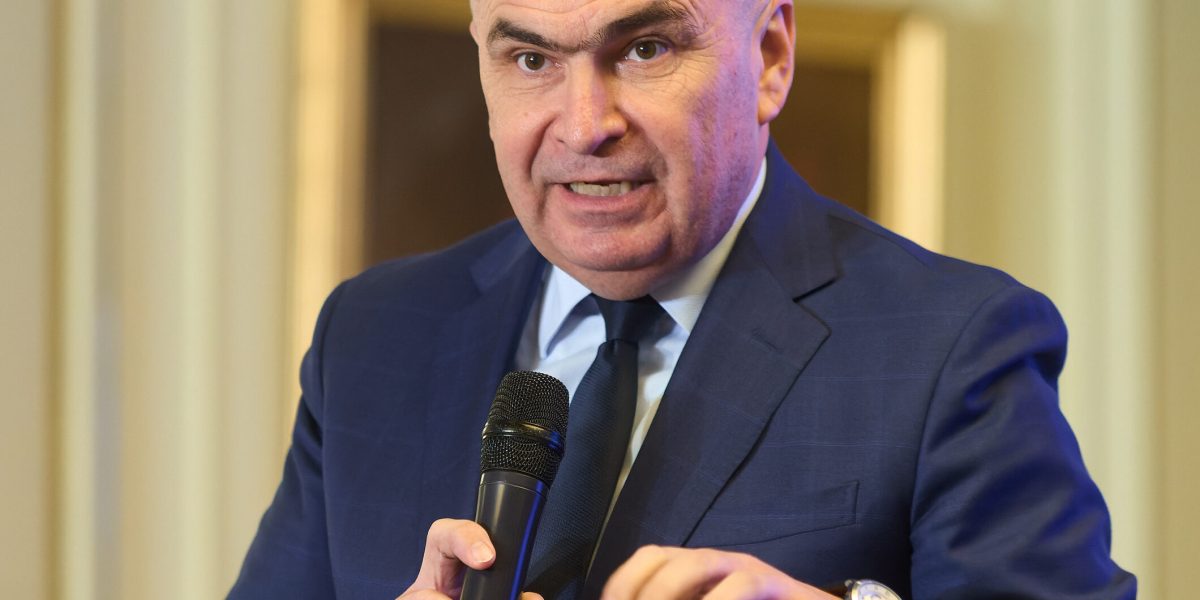 Guvernul monitorizează situația din strâmtoarea Ormuz și pregătește măsuri pentru limitarea prețurilor la combustibili Premierul Ilie Bolojan a anunțat că Guvernul monitorizează atent situația din strâmtoarea Ormuz, un punct strategic pentru transportul global de petrol, și speră la o reluare cât mai rapidă a traficului maritim