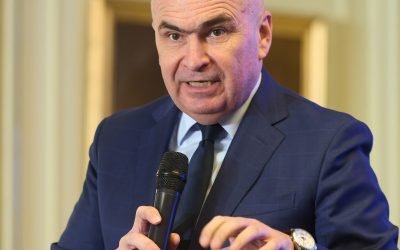 Guvernul monitorizează situația din strâmtoarea Ormuz și pregătește măsuri pentru limitarea prețurilor la combustibili Premierul Ilie Bolojan a anunțat că Guvernul monitorizează atent situația din strâmtoarea Ormuz, un punct strategic pentru transportul global de petrol, și speră la o reluare cât mai rapidă a traficului maritim